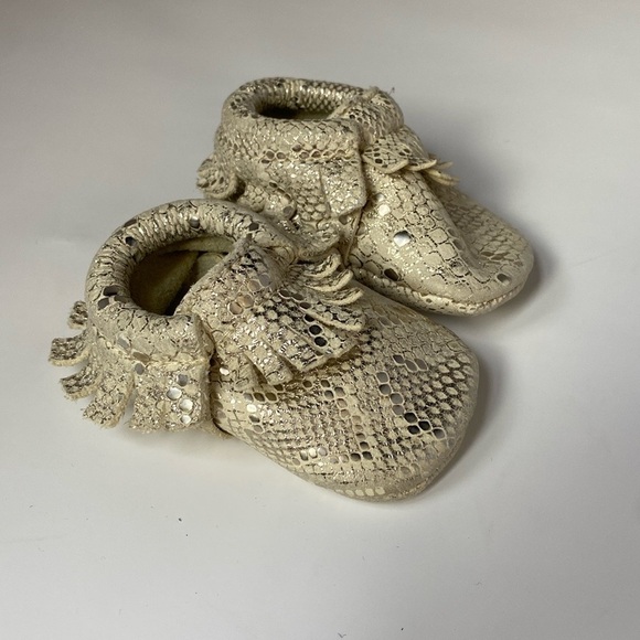 Freshly Picked Limited Edition Merci Soft Sole Moccasins Fringe Mocc Girl Silver - Picture 4 of 10